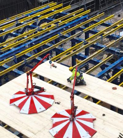 Herstellung der Hauptbühnenebene während der Montage eines Gewölbeschalwagens