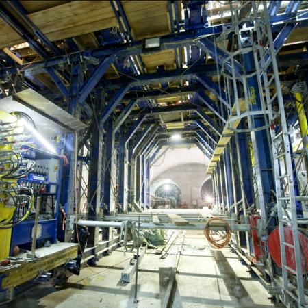 Das Ein- und Ausschalen sowie das Heben, Senken und Verfahren des 170 Tonnen schweren Doka-Schalwagens erfolgt vollhydraulisch.