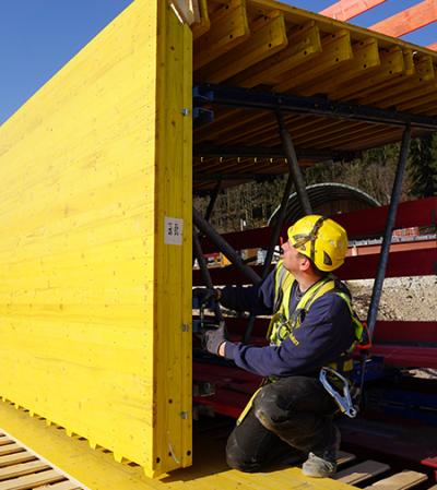 Montage eines Schalungsgespärres für bauseitige Vorschubrüstung