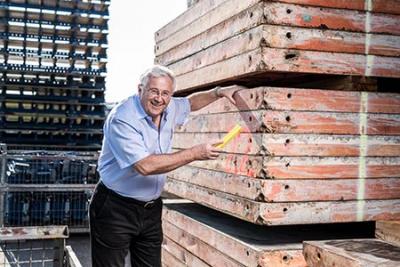 Mitarbeiter von Form-on mit gebrauchter Schalung