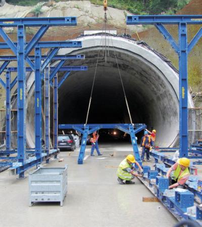 Montage der Fachwerkscheiben eines Tunnelschalwagens