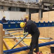 A Doka specialistáinak felelőssége volt a munkaplatform és a védőpajzs szakszerű előszerelése.
<br />

<br />
Fotó: Deutsche Welle_02.jpg 
<br />
Szerzői jog: Doka
<br />
