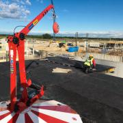 A FreeFalcon megvédi az építkezésen dolgozókat, amikor a szerkezetek zuhanás-veszélyes szélein való munka elkerülhetetlen. A biztonság és a mozgásszabadság ideális szintézisét biztosítja egyedi tervezésével.
<br />

<br />
Szerzői jog: Doka