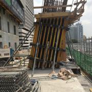 Met de flexibele dragerbekisting Top 50 worden de schuine kolommen bekist. Foto: Doka