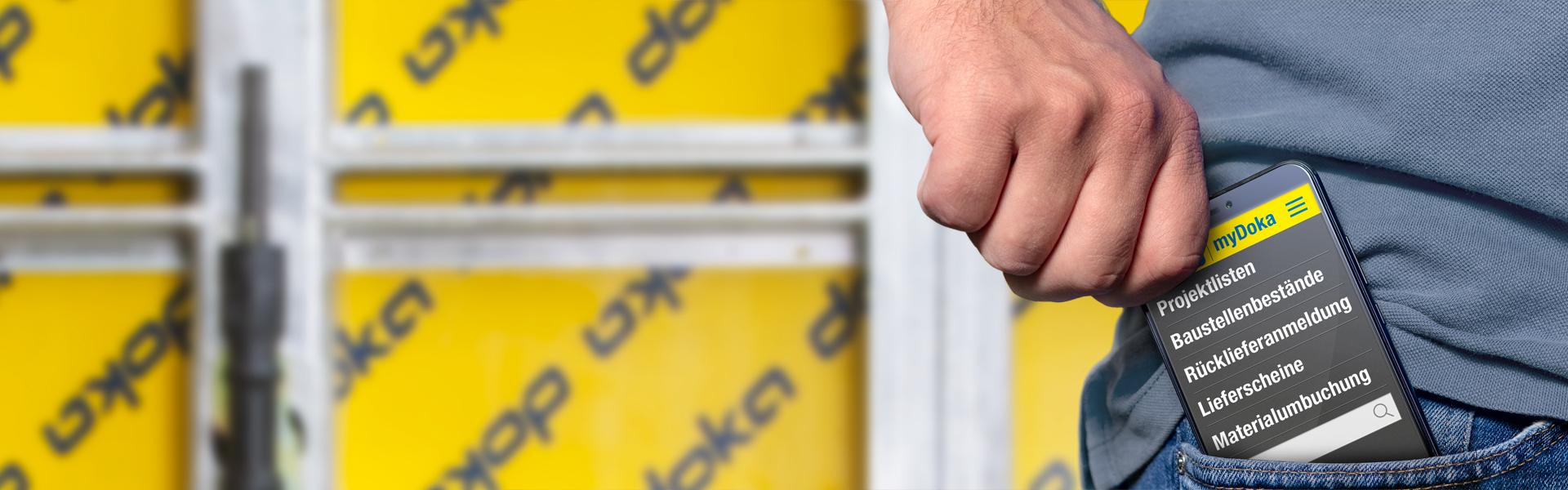 Hand zieht Handy mit myDoka App aus der Hosentasche