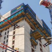 De kern van het gebouw is onderverdeeld in drie segmenten en wordt opgericht met de zelfklimmende bekisting SKE100 plus en SKE50 plus. De complete buitenkant van een segment kan met behulp van een hydrauliekcilinder in één keer omhoog worden gestuurd zonder dat openingen ontstaan.