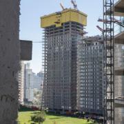 Het zelfklimmende systeem SCP verplaatst de bekisting volautomatisch. Foto: Doka