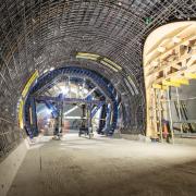 A 10 m hosszú SL-1 alagút zsalukocsiján kívül,  a Doka tervezett és előszerelt zsaluzatot a zárófalaknak és a lépcsőházaknak (Frami), egyedi tetőrácsos zsaluzatot (a kép jobb oldalán látható) a kereszteződő alagútrészekhez.
<br />

<br />
Kép: CERN_1.jpg
<br />
Szerzői jog: Doka
<br />
